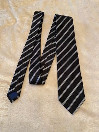 Corbata negra y plata a rayas