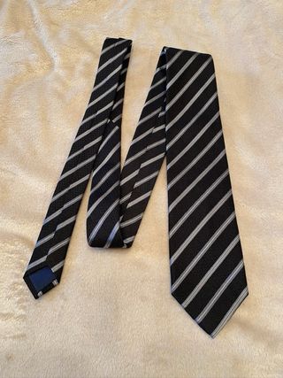Corbata negra y plata a rayas