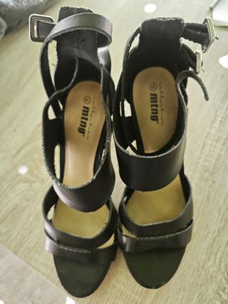 Sandalias Mustang negras tacón