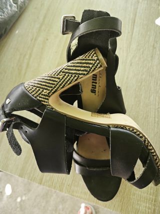 Sandalias Mustang negras tacón