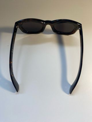 Gafas de sol de pasta marrón y cristales espejo