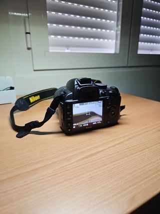 Cámara réflex Nikon D3100 y accesorios.