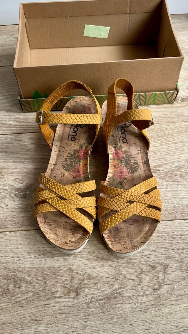Sandalias cuña Yokono amarillas