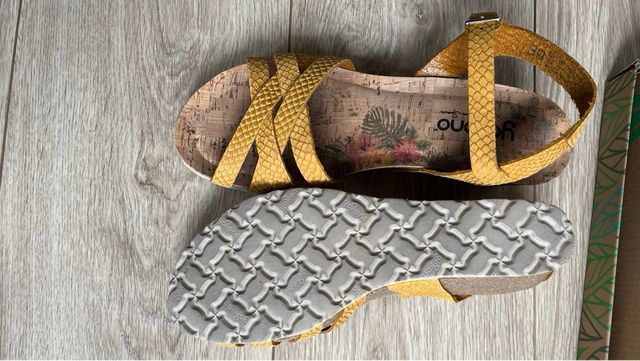 Sandalias cuña Yokono amarillas