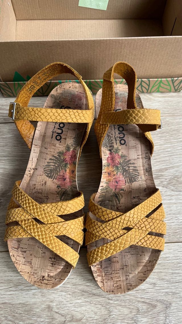 Sandalias cuña Yokono amarillas