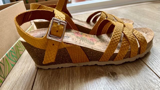 Sandalias cuña Yokono amarillas
