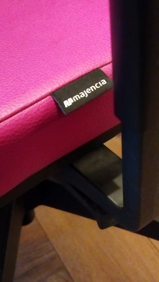 Sillón oficina rosa fucsia y negro