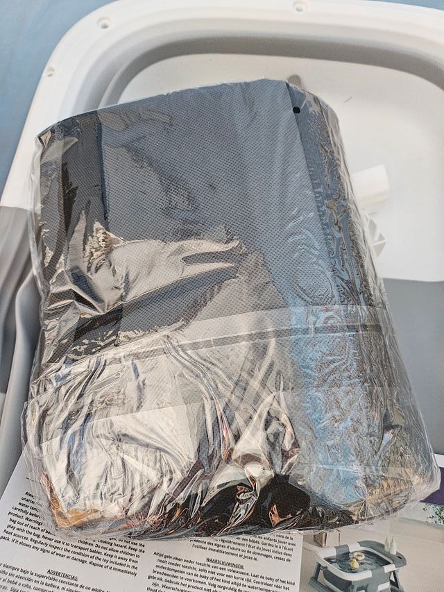 BAÑERA DE BEBE PLEGABLE  FIRST HUG (GRIS Y BLANCO)