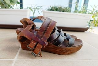 Sandalias cuña marrón