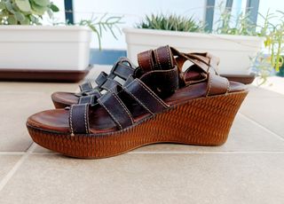 Sandalias cuña marrón
