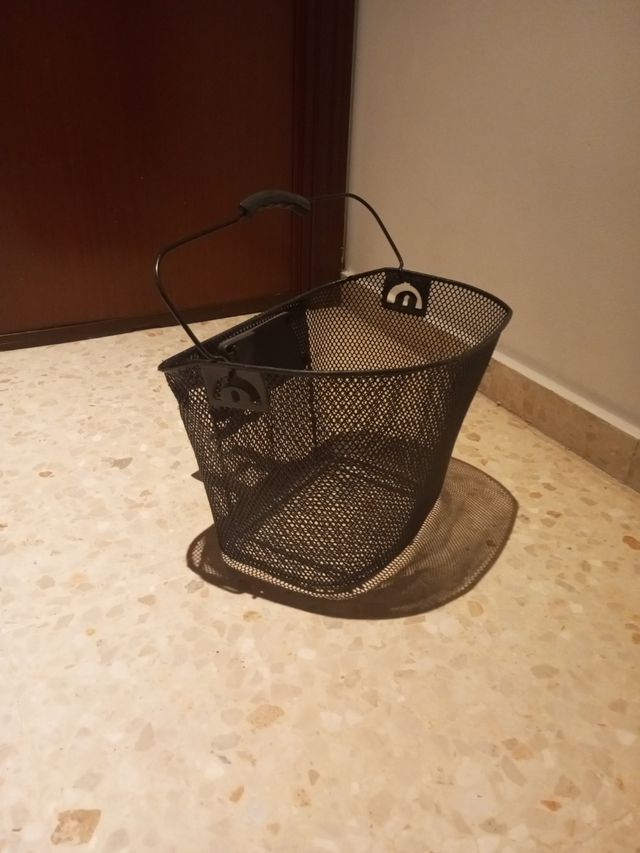 Cesta bici. Negra. Resistente