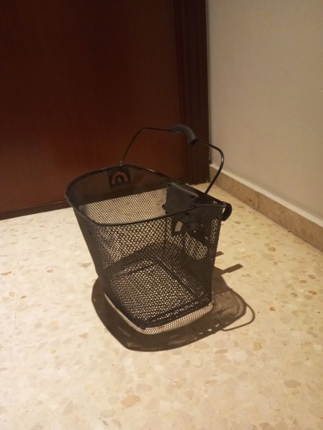 Cesta bici. Negra. Resistente