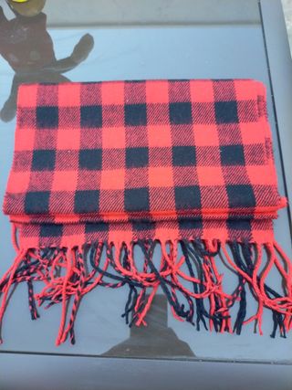 Bufanda JVZ cuadros rojos y negros