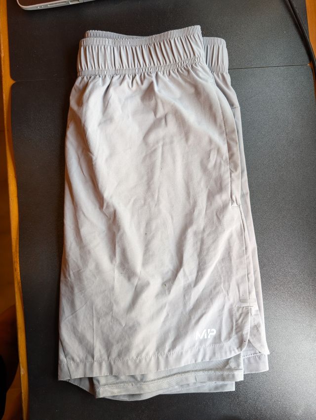 Shorts MyProtein entrenamiento gris