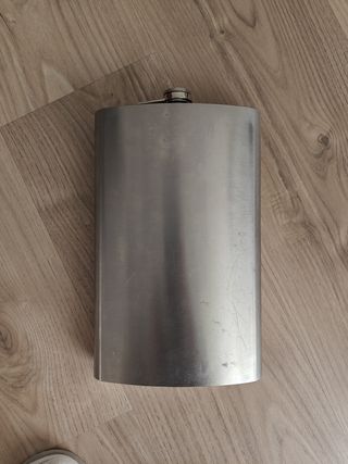 Petaca de acero inoxidable y mechero tipo Zippo