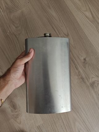 Petaca de acero inoxidable y mechero tipo Zippo