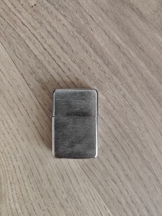 Petaca de acero inoxidable y mechero tipo Zippo