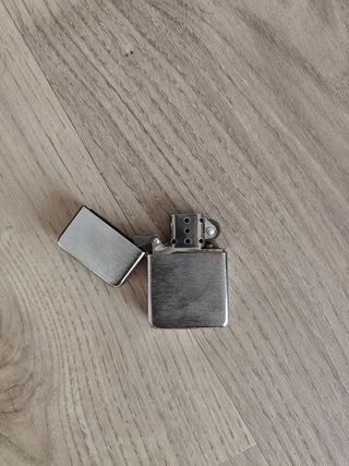 Petaca de acero inoxidable y mechero tipo Zippo