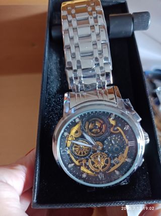Reloj automático.