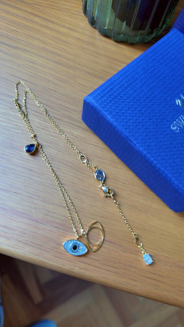 Collar y pulsera dorados de swarovski