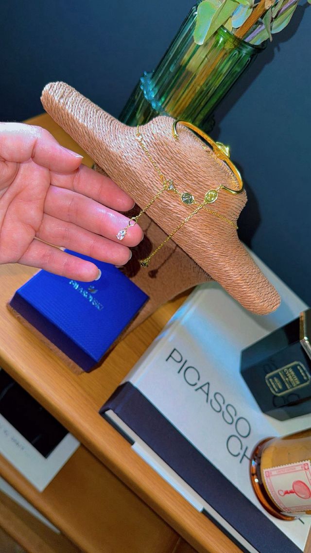 Collar y pulsera dorados de swarovski