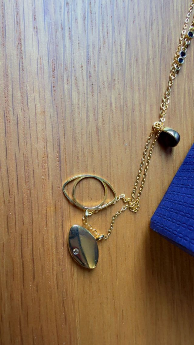 Collar y pulsera dorados de swarovski