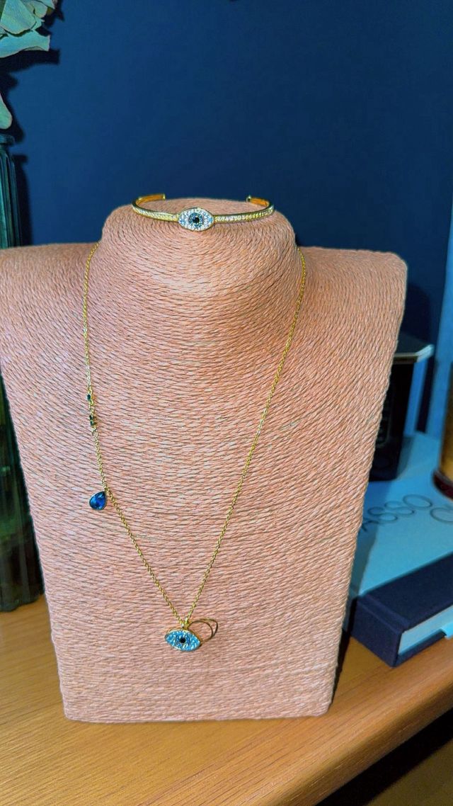 Collar y pulsera dorados de swarovski