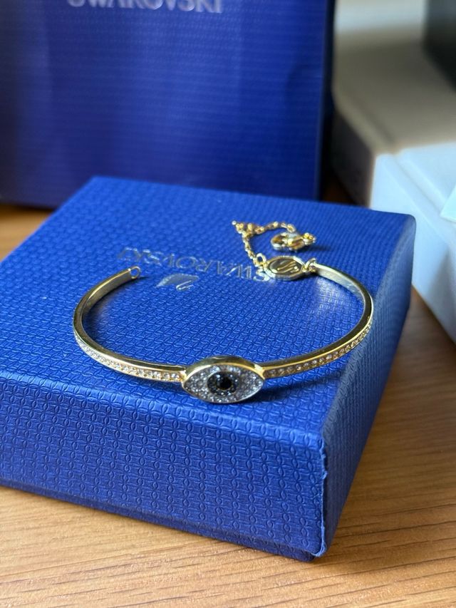 Collar y pulsera dorados de swarovski