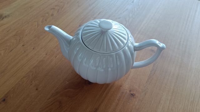 Tetera cerámica blanca