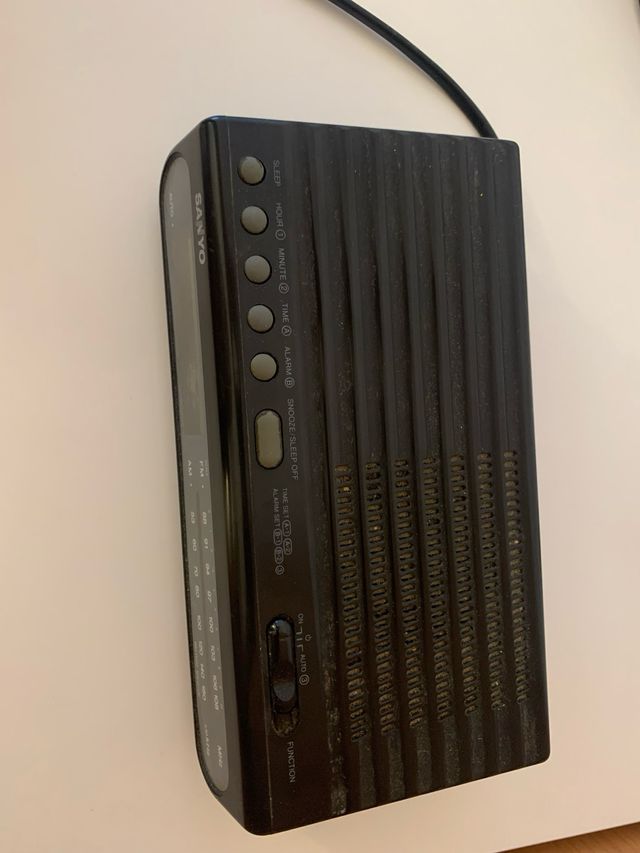 Radio despertador Sanyo negra