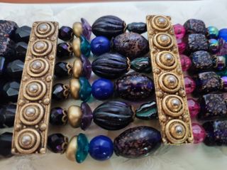 Pulsera y pendientes dorados multicolor