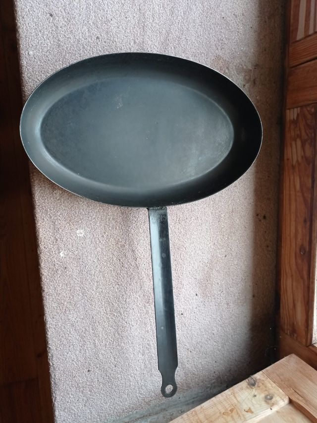 Panela de ferro ovalada antiga