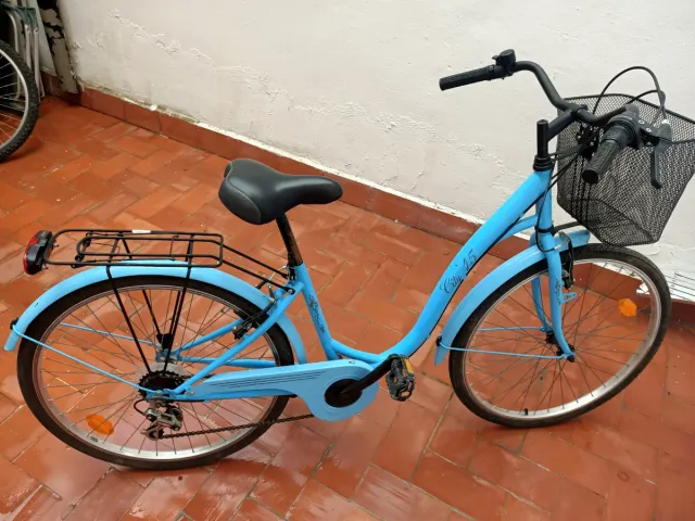 Bicicleta paseo azul clara