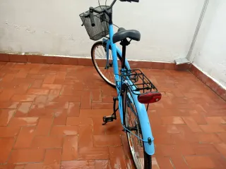 Bicicleta paseo azul clara