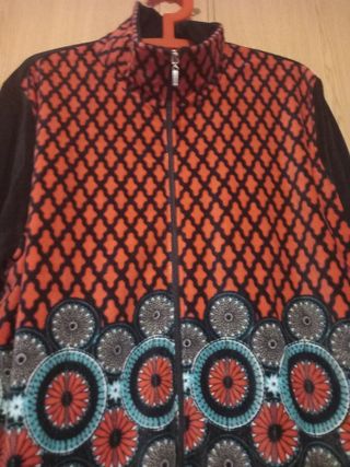 VACIANDO ARMARIOS: 
Chaqueta estilo Desigual. 