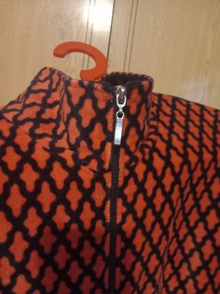 VACIANDO ARMARIOS: 
Chaqueta estilo Desigual. 
