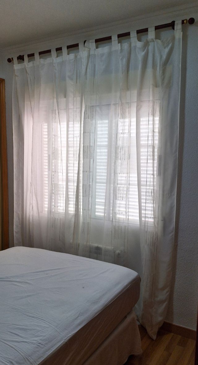 2 Cortinas blanco roto y barra marrón