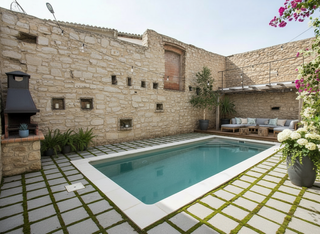 Masia Bioclimática con jardín amurallado de piedra