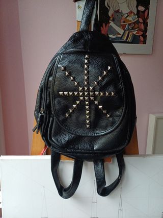 Mini mochila negra con tachuelas