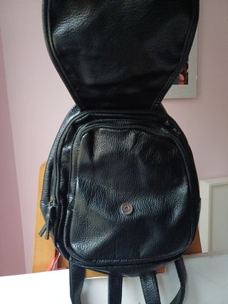 Mini mochila negra con tachuelas