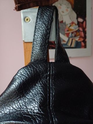 Mini mochila negra con tachuelas