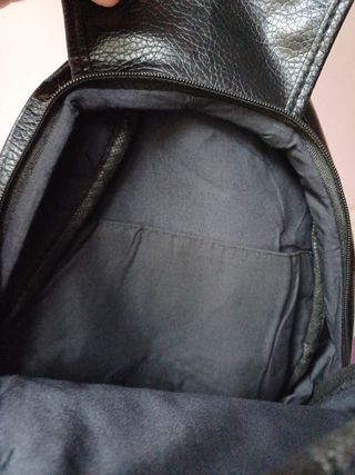 Mini mochila negra con tachuelas