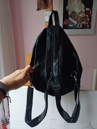 Mini mochila negra con tachuelas