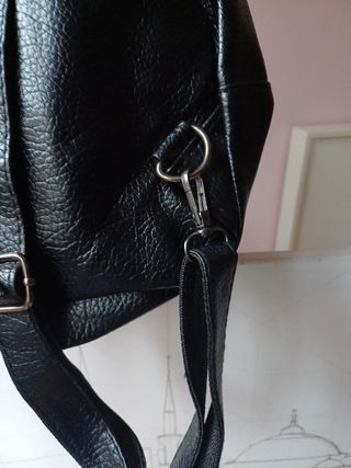 Mini mochila negra con tachuelas