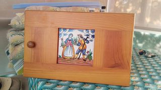 Armario madera con cerámica | Llaves