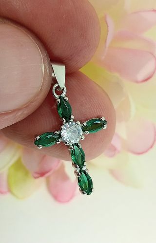 Pequeña cruz color esmeralda plata 925