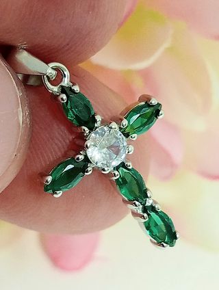 Pequeña cruz color esmeralda plata 925