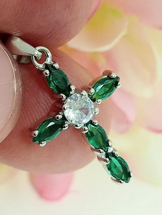 Mini cruz color esmeralda plata 925