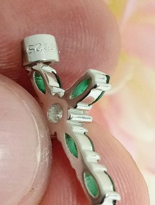 Pequeña cruz color esmeralda plata 925