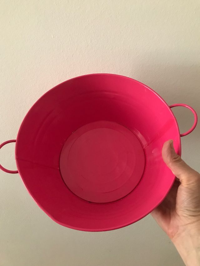 palangana de metal rosa